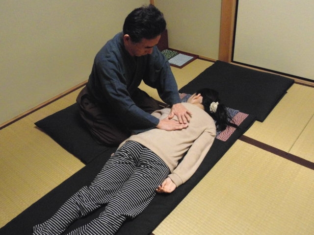観察と施術を同時に行います。の画像